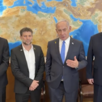 De gauche à droite : Le ministre de la Justice Yariv Levin, le ministre des Finances Bezalel Smotrich, le Premier ministre Benjamin Netanyahu et le ministre de la Défense Israel Katz annonçant les avantages sociaux accordés aux réservistes, le 11 mai 2025. (Crédit : Capture d'écran)